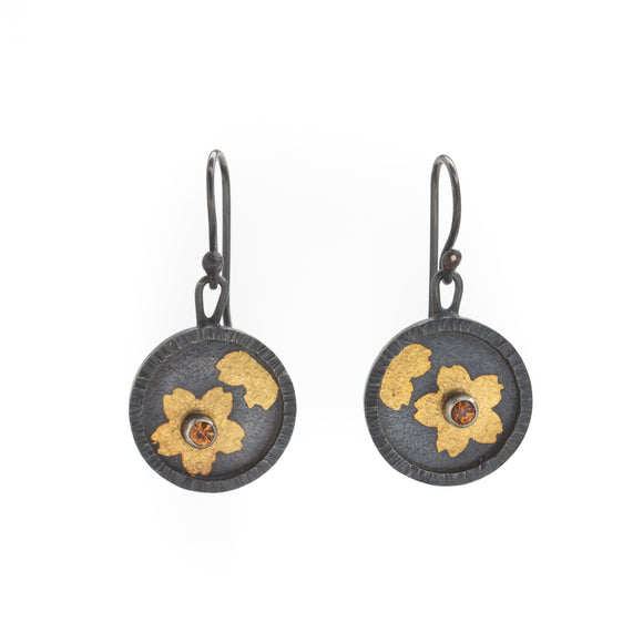 Hammered-edge Round Dangle Earrings with Gold Flower and Sapphire