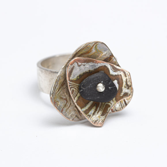 Marianne Willumsen | Ring with Mokume-gane shapes and beach pebble