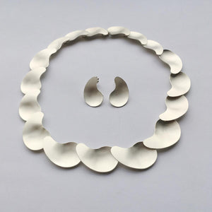 Modern Kidney Pool Collar Necklace silver